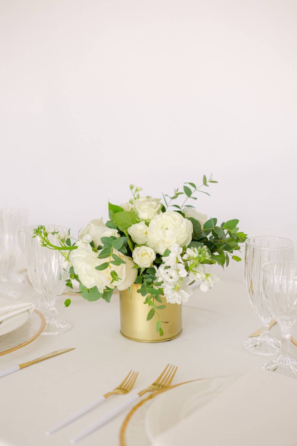 Classique Blanc || petite centerpiece gold